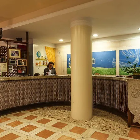 La Primula ホテル 4*